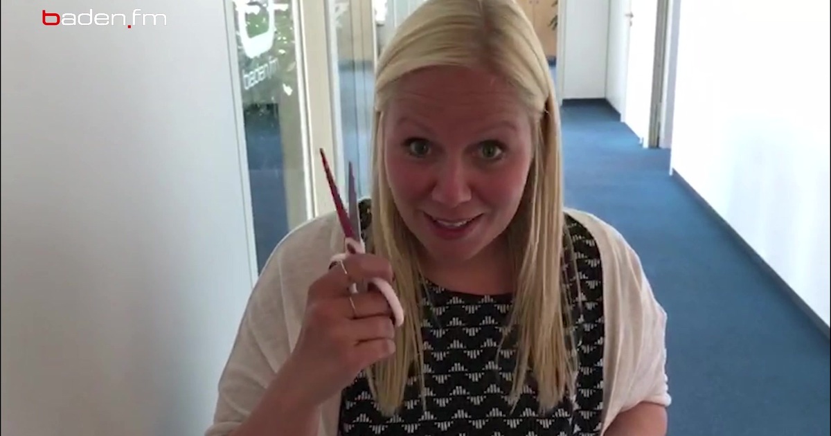 baden.fmModeratorin Lisa verpasst ihrer Kollegin Julica einen