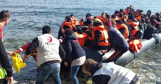 Flüchtlinge im Boot vor Lesbos, © Christoph Rive