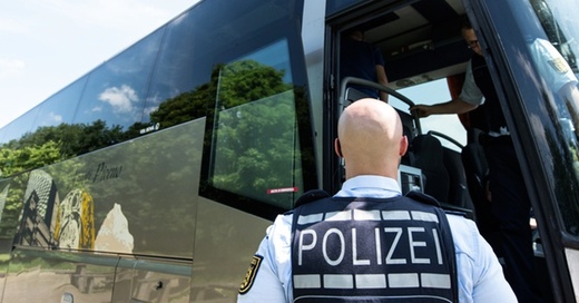 Polizei, Reisebus, Kontrolle, © Patrick Seeger - dpa (Symbolbild)
