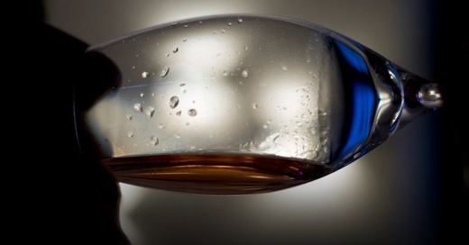 Alkohol, Schnaps, Wein, Glas, © Daniel Naupold - dpa (Symbolbild)