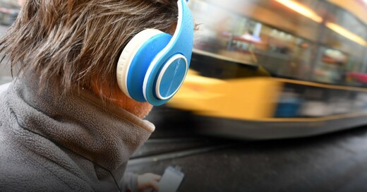 Kopfhörer, Smartphone, Straßenbahn, © Uli Deck - dpa (Symbolbild)