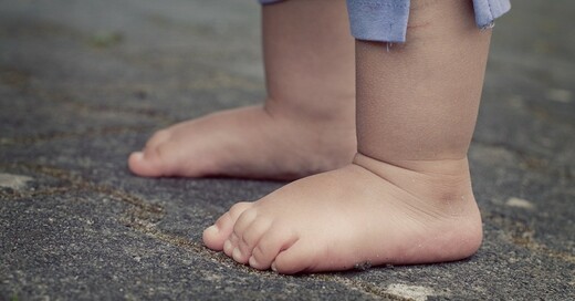 Kind, Füße, Beine, Kleinkind, © Pixabay (Symbolbild)