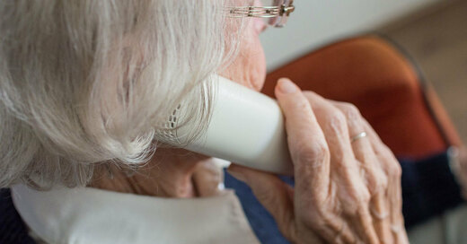 Telefon, Rentnerin, Seniorin, © Pixabay (Symbolbild)