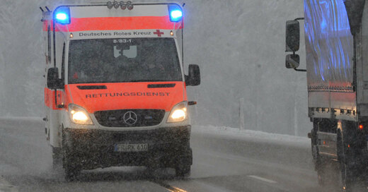 Rettungswagen, Krankenwagen, Blaulicht, © Patrick Seeger - dpa (Symbolbild)