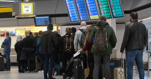 Flughafen,  Passagiere, Reisende, Verspätung, © Paul Zinken - dpa (Symbolbild)
