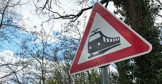 Bahnübergang, Warnschild, © baden.fm (Symbolbild)