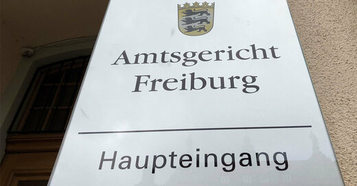 Schild, Amtsgericht Freiburg, Haupteingang, © baden.fm (Symbolbild)