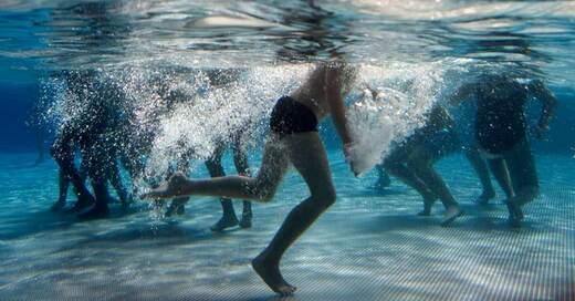 Schwimmen, Schwimmbad, Wasser, Kinder, © Emily Wabitsch - dpa (Symbolbild)