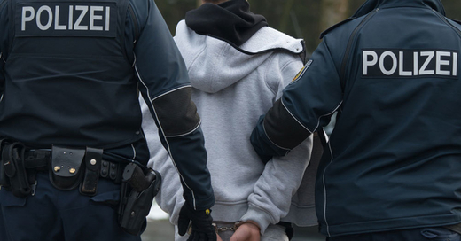 Festnahme, Handschellen, Polizei, © Armin Weigel - dpa (Symbolbild)