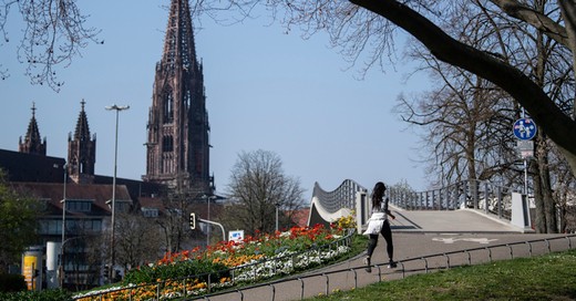 Münster, Stadtgarten, Freiburg, Frühling, Brücke, Jogging, Joggerin, © Patrick Seeger - dpa