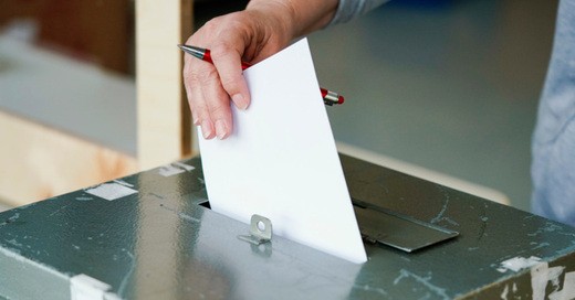 Wahl, Stimmzettel, Landtagswahl, Wahllokal, Wahlurne, © Uwe Anspach - dpa (Symbolbild)