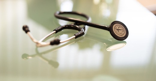 Arzt, Hausarzt, Praxis, Stethoskop, Untersuchung, Patient, Gesundheit, Krankheit, Medizin, © Frank Rumpenhorst - dpa (Symbolbild)
