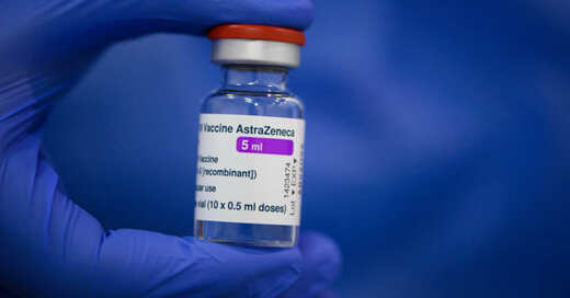 AstraZeneca, Impfstoff, Ampulle, Dosis, Impfen, Corona-Schutzimfpung, © Rolf Vennenbernd - dpa (Symbolbild)