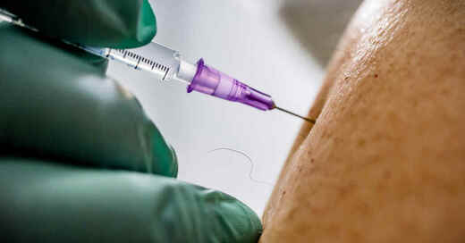 Corona-Schutzimpfung, Impfung, Coronavirus, Impfen, Spritze, Hausarzt, © Michael Kappeler - dpa
