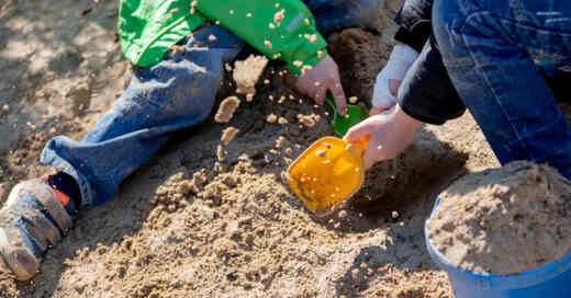 Sandkasten, Spielen, Eimer, Schaufel, Kinder, Kita, Kindergarten, © Christoph Soeder - dpa (Symbolbild)