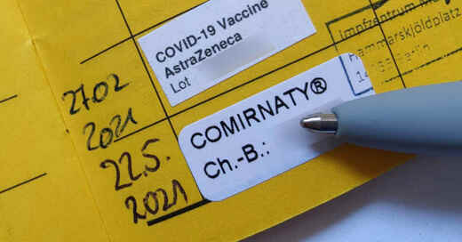 Corona-Schutzimpfung, Covid-19, Impfpass, Impfausweis, Biontech, Pfizer, Comirnaty, AstraZeneca, © Till Simon Nagel - dpa-tmn / dpa (Symbolbild)