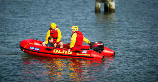 DRLG, Wasserrettung, Rettungsschwimmer, Rettungsboot, Badeunfall, Badesee, © DLRG (Archivbild)