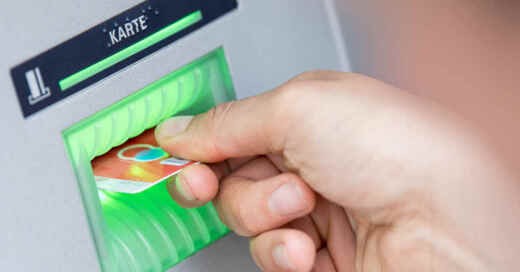 EC-Karte, Geldautomat, Bank, Filiale, Geldabheben, Girokarte, © Fabian Sommer - dpa (Symbolbild)