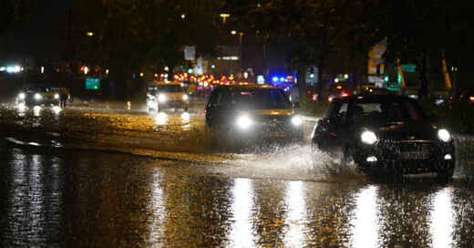 Unwetter, Hochwasser, Gewitter, Starkregen, Platzregen, Polizei, Überschwemmung, Überflutung, © Andreas Rosar - dpa (Symbolbild)