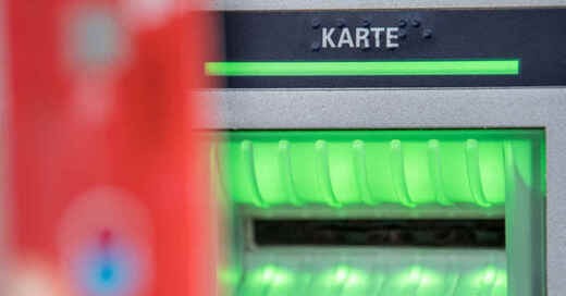 Bank, Geldautomat, EC-Karte, Konto, Bargeld, © Fabian Sommer - dpa (Symbolbild)