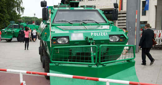 Bereitschaftspolizei, Demonstration, Panzerfahrzeug, Räumpanzer, Großeinsatz, © Picture Alliance / dpa (Archivbild)