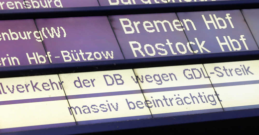 Deutsche Bahn, Anzeigetafel, GDL, Streik, Gewerkschaft, Lokführer, Bahnhof,  Zugausfall, © Bodo Marks - dpa