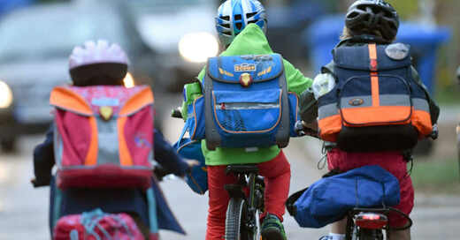 Schüler, Schule, Schulweg, Fahrrad, Schulranzen, Grundschule, Verkehr, Radfahren, © Ralf Hirschberger - dpa (Symbolbild)