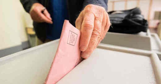 Wahlurne, Bundestagswahl, Wahl, Stimmzettel, Stimme, © Julian Stratenschulte - dpa (Archivbild)