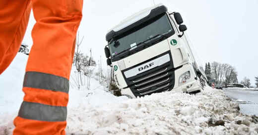 Glätte, Unfall, Panne, Schnee, Winter, Winterdienst, Lastwagen, LKW, © Felix Kästle - dpa (Symbolbild)
