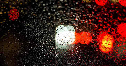 Nacht, Auto, Verkehr, Regen, Tropfen, Scheibe, Scheinwerfer, © Pixabay (Symbolbild)