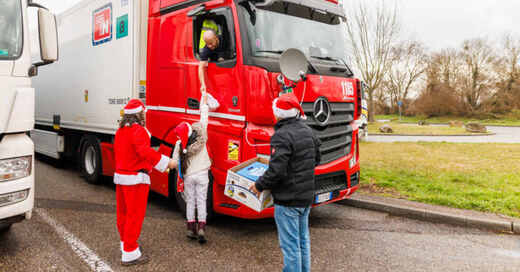 Weihnachten, A5, Lastwagen, Fernfahrer, Weihnachtsmann, Kraftfahrer, Autobahn, Raststätte, Überraschung, Geschenk, © Philipp von Ditfurth - dpa