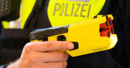 Polizei, Polizist, Einsatz, Tazer, Elektroschocker, Strom, Waffe, © Soeren Stache - dpa-Zentralbild / dpa