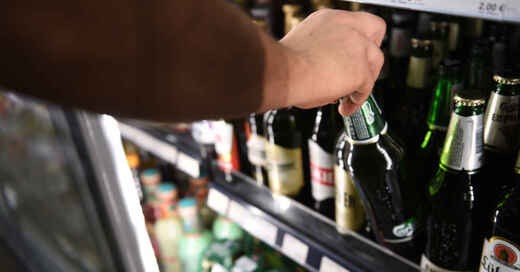 Alkohol, Trinken, Bier, Tankstelle, Alkoholverbot, Getränke, Einkaufen, © Sven Braun - dpa (Symbolbild)