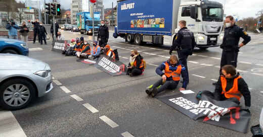 B31, Klimaschutz, Aktivisten, Protest, Sitzblockade, Sitzstreik, Bundesstraße, Freiburg, Kronenbrücke, © baden.fm