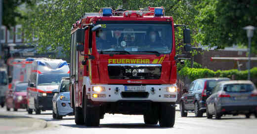 Feuerwehr, Verkehrsunfall, Einsatz, Feuerwehrauto, Krankenwagen, © Pixabay (Symbolbild)