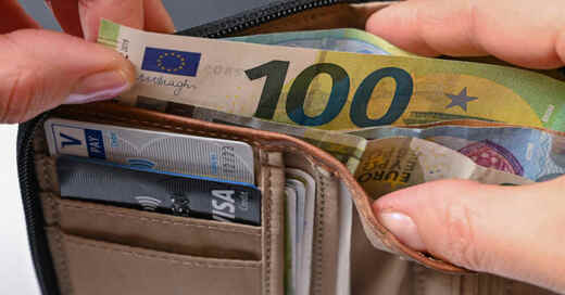 Geldbeutel, Geld, Bargeld, Euro, Geldschein, Hunderter, Bezahlen, Kosten, Preise, © Patrick Pleul - dpa-Zentralbild / dpa (Symbolbild)