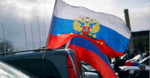 Russland, Flagge, Autokorso, Fahne, Protest, Demonstration, Demo, Krieg, Ukraine, Diskriminierung, © Carsten Koall - dpa (Symbolbild)