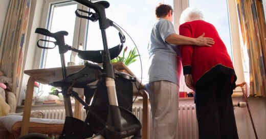 Pflegeheim, Altenpflege, Pflegekräfte, Senioren, Rentner, Alter, Rollator, Pflege, © Tom Weller - dpa (Symbolbild)