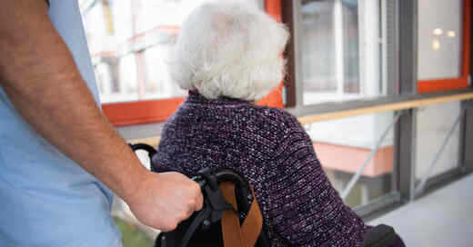 Altenpflege, Altersheim, Seniorenheim, Rentner, Senioren, Pflegekräfte, Pfleger, Rollstuhl, © Tom Weller - dpa (Symbolbild)