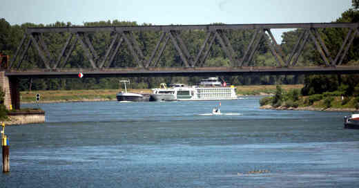 Rhein, Schiff, Ausflug, Breisach, Sandbank, Rheinstetten, Breisach, Fluss, Havarie, © Marijan Murat - dpa