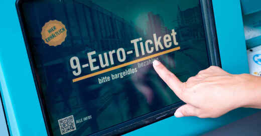9-Euro-Ticket, Fahrschein, Ticket, Automat, Fahrkarte, Monatsticket, Nahverkehr, Bus, Bahn, © Boris Rössler - dpa (Symbolbild)
