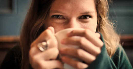 Frau, Tasse, Kaffee, Café, Wärme, Herbst, Winter, Aufwärmen, Augen, © Pixabay (Symbolbild)