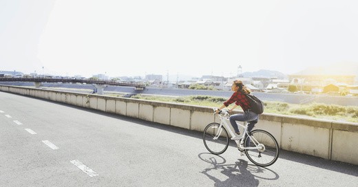 fahrrad, radfahrerin, autobahn, © Symbolbild