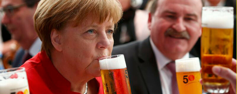Angela Merkel, Bier, Deutsches Reinheitsgebot, © Michaela Riehle - dpa