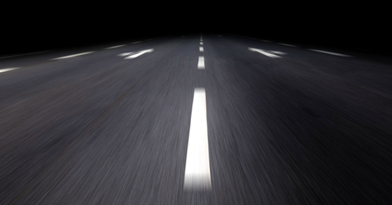 Autobahnrennen auf dunkler Straße, © sp4764 - Fotolia.com