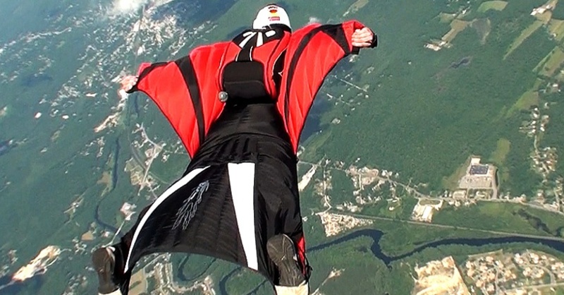 Wingsuit, Extremsport, © Richard Schneider - Wikimedia Commons (CC BY 2.0)