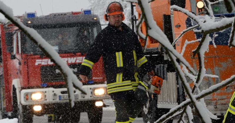 Feuerwehr, Glätte, Schnee, © Patrick Seeger - dpa