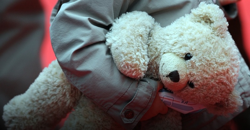 Teddybär, Kind, © Britta Pedersen - dpa (Symbolbild)
