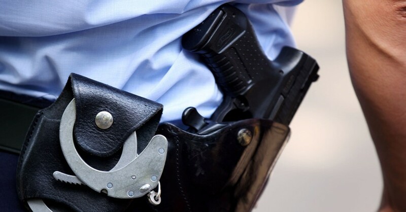 Dienstwaffe, Polizei, Handschellen, © Oliver Berg - dpa (Symbolbild)