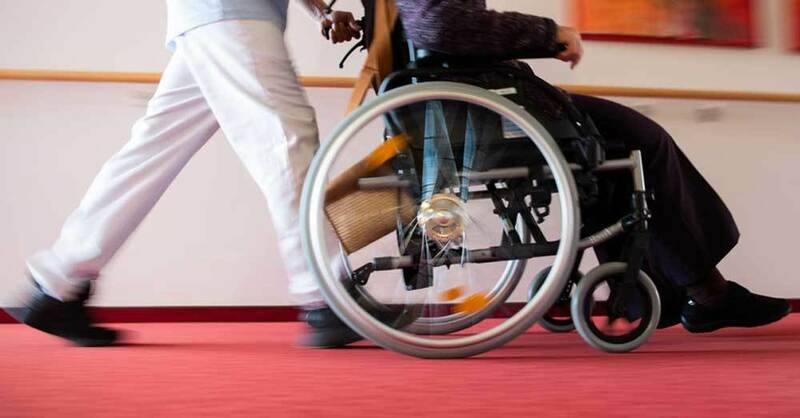Altenpflege, Rollstuhl, Seniorin, Rentner, © Tom Weller - dpa (Symbolbild)